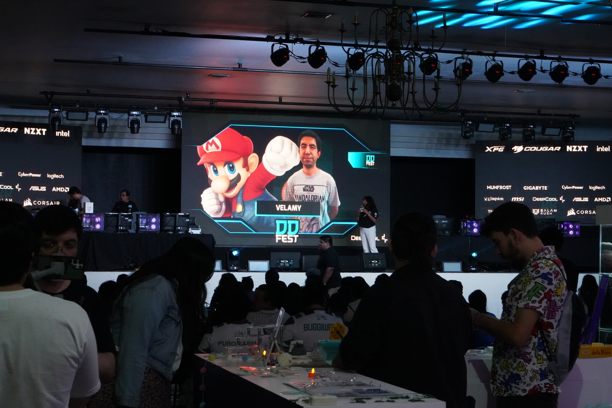 Competencia gamer en el escenario principal