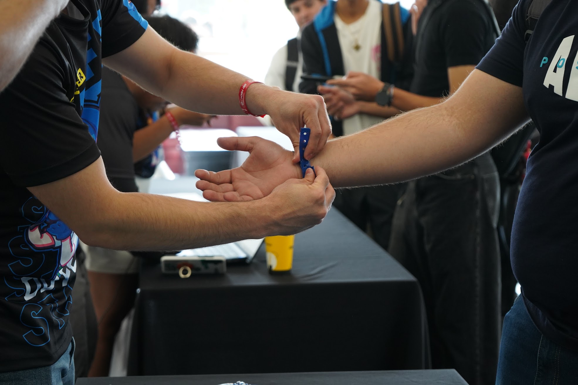 Entrega de pulseras de acceso