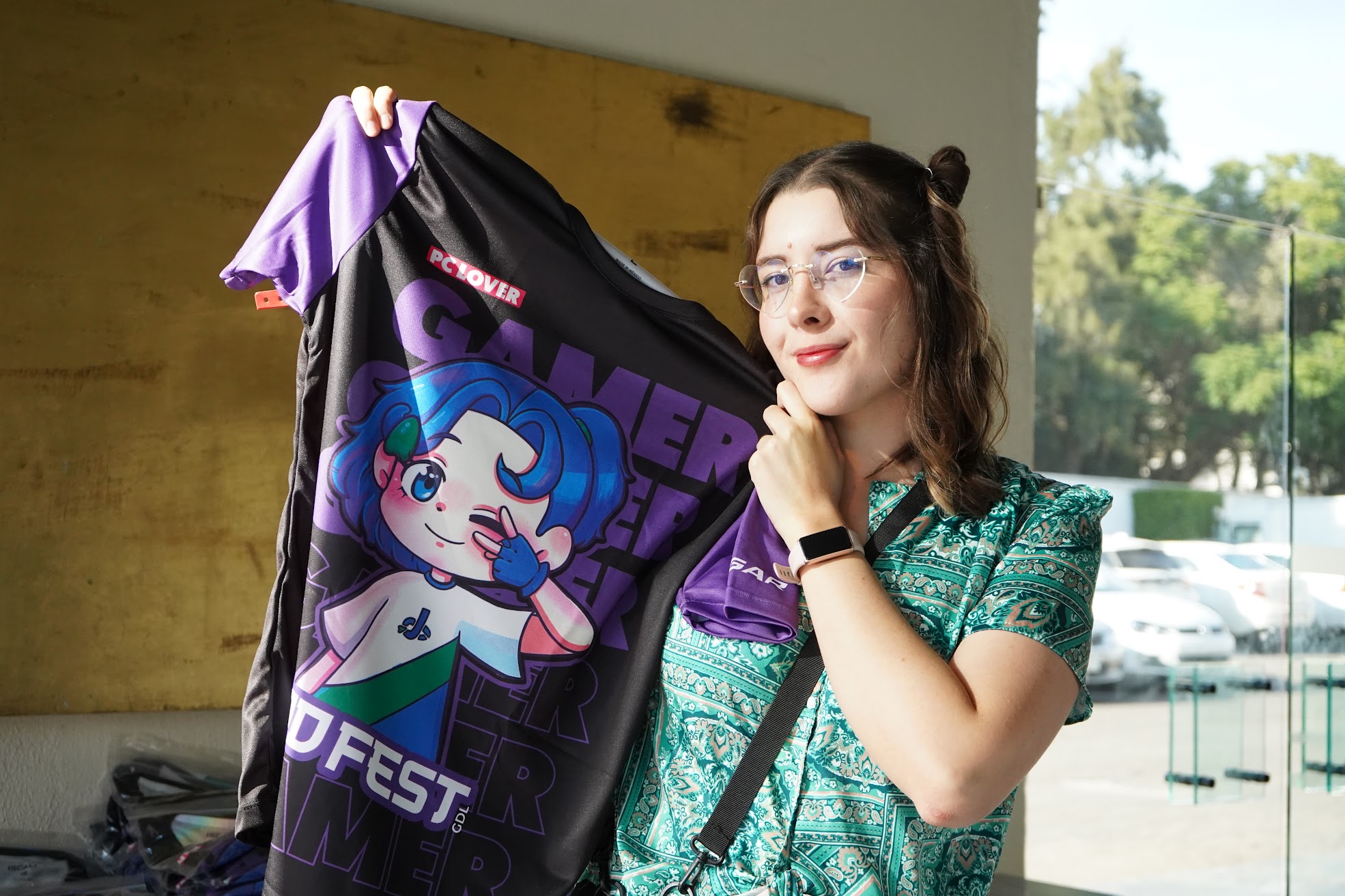 Participante sosteniendo la playera oficial del DDFEST